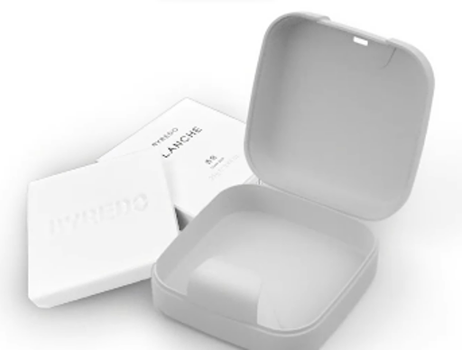 洲際酒店利用回收沐浴乳瓶再製成香皂收納盒,供住客將未使用完的香皂裝回家,實踐永續理念與循環再生設計|InterContinental Hotel repurposes used shampoo bottles into soap storage boxes, allowing guests to take home unfinished soap while promoting sustainability and circular design.