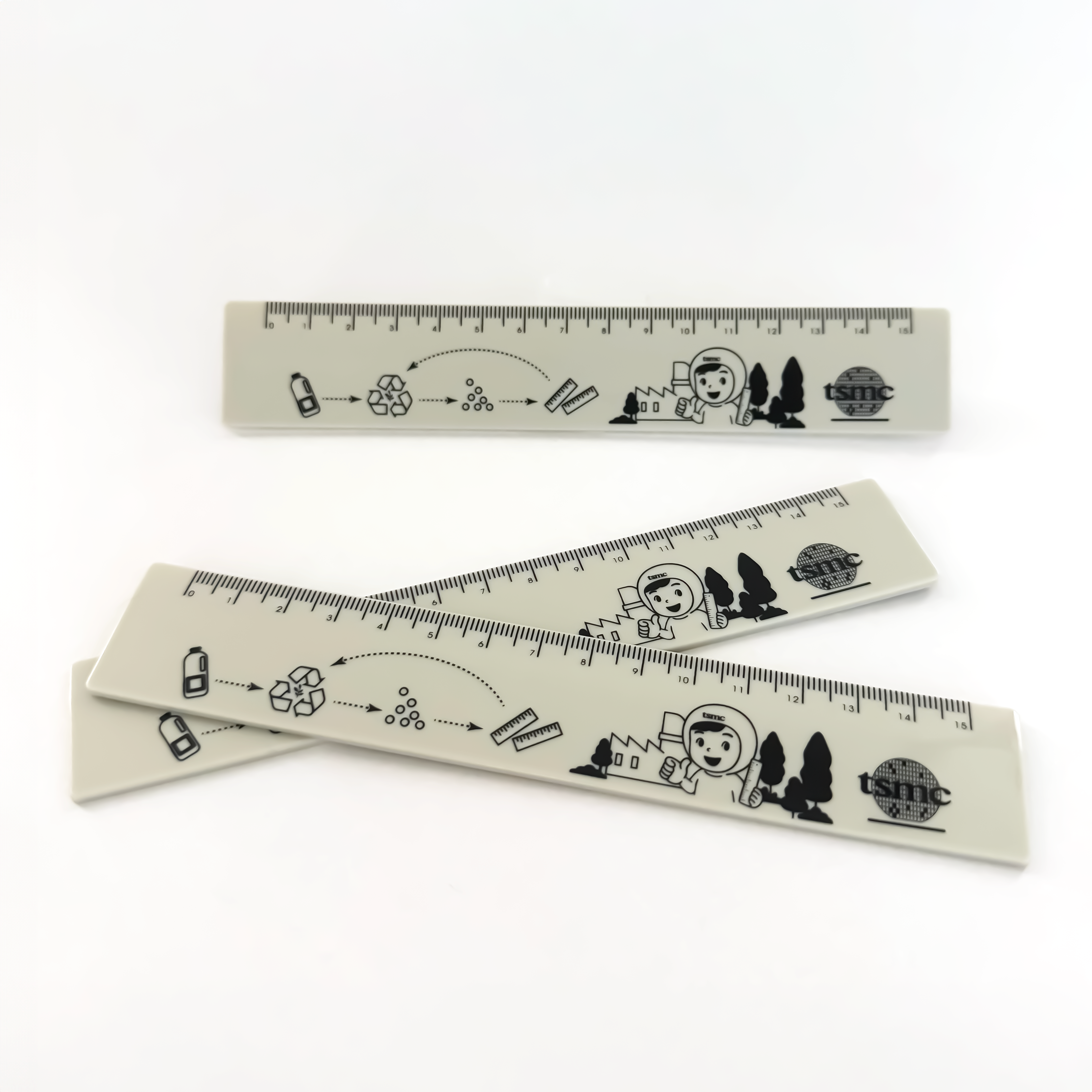 台積電與大豐環保合作,將廢棄食品容器再製為環保尺具ESG永續贈禮,展現企業循環經濟創新精神|TSMC collaborates with Da Fon to upcycle discarded food containers into eco-friendly rulers as ESG sustainable gifts.